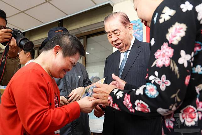 李董事長7日慰問桃園景仁教養院，院生開心獻上感謝卡及照片。（軍聞社記者周昇煒攝）