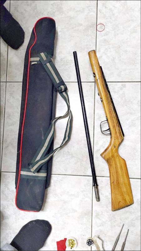 田姓和馬姓獵人射殺東卯山台灣黑熊的自製獵槍，和相關工具。(南投地檢署提供)
