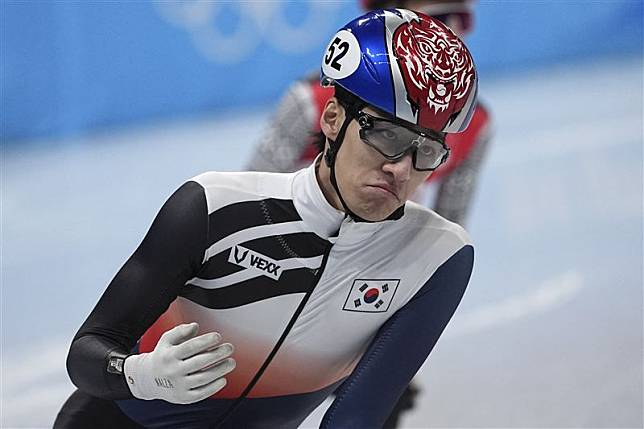 南韓短道競速滑冰選手黃大憲被判違規，由中國選手遞補金牌，引發裁判不公爭議。   圖：達志影像／美聯社（資料照）
