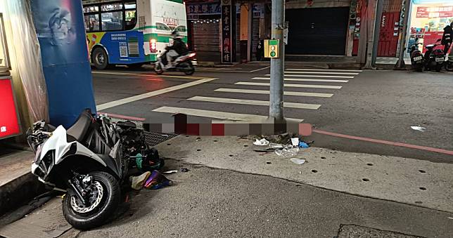 妙齡女坐男友機車吃宵夜返家遇死劫　她車禍遭甩撞上電線杆當場喪命