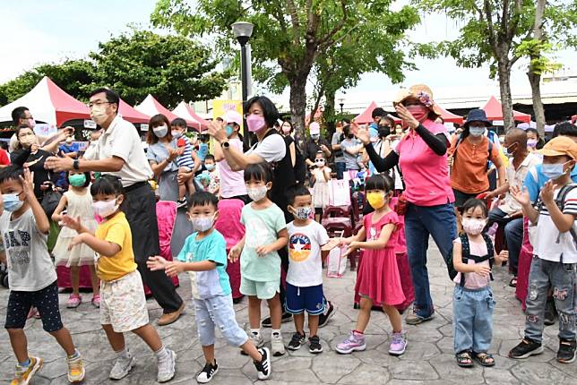 二林鎮長青公園舉辦「親子泡泡龍舟嘉年華」活動，王惠美下場和大家玩在一起。（記者曾厚銘攝）