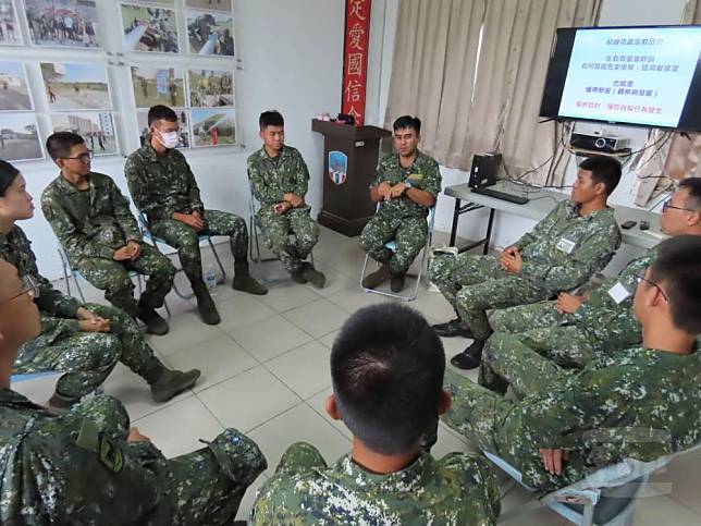 教官透過經驗分享，提升官兵自傷防治意識。（陸軍四支部提供）