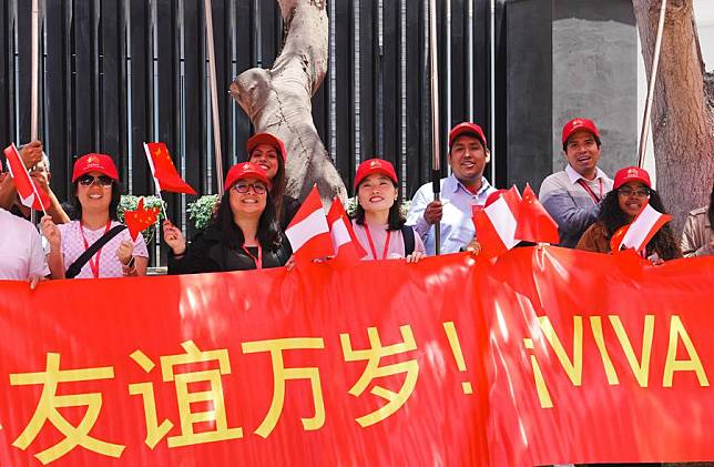 People welcome Chinese President Xi Jinping in Lima, Peru, Nov. 14, 2024. (Xinhua/Bi Xiaoyang)