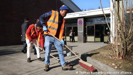 尋求庇護者在巴登-符騰堡州西馬林根（Sigmaringen）清掃街道（資料照片）