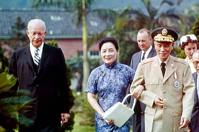 「我到這世上只有一次。」是蔣宋美齡的名言。圖為1960 年，艾森豪威爾訪問台灣，獲時任中華民國總統蔣介石及其夫人宋美齡接待。（圖／取自Wikimedia Commons）