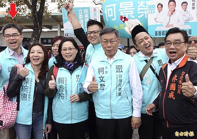 2020年不分區立委名單第22名端木正(左1箭頭處)當屆選舉時與民眾黨主席柯文哲等人陪參選人拜票。(資料照)