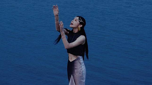 金曲歌后鄭宜農為了拍攝新歌〈咱〉MV，化身潮汐女神在海邊起舞。（圖／邊走邊聽提供）