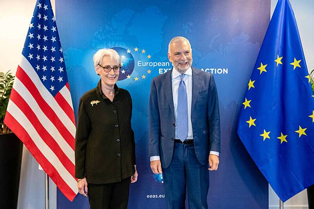 美國副國務卿雪蔓(Wendy Sherman，左)與歐盟對外事務部(EEAS)秘書長薩尼諾(Stefano Sannino，右)。(資料照，取自雪蔓推特)