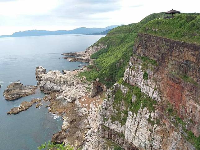 ▲龍洞灣岬步道一邊湛藍汪洋，一邊翠綠山巒，景色絕美。（圖/星期五體育課粉絲團） 