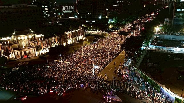 大批民眾24日為反藍白國會改革，聚集立院外青島東路抗議，估達十萬人。   圖:翻攝自柯建銘臉書