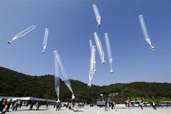 南韓脫北者團體用氣球向北韓人民發送宣傳品和物資。資料照，美聯社