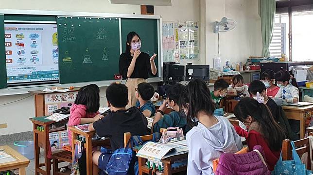 為台灣培養走向世界的雙語人才，教育局指一一三學年度，所有學校都是Ｂ級以上學校（每週雙語課程達總節數的六分之一）。（記者林雪娟攝）