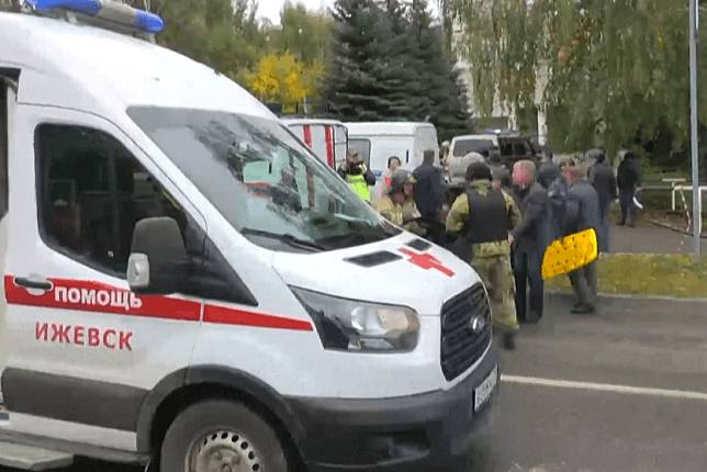 俄羅斯26日傳出校園槍擊案，造成13死、21傷，警消獲報後趕赴現場，將傷者送醫治療。（AFP）