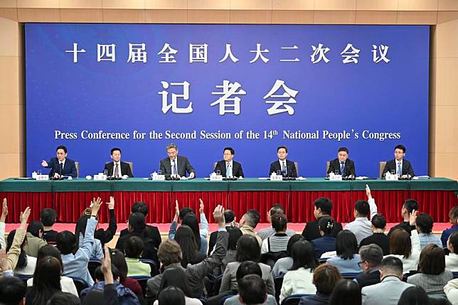 Journalists raise hands to ask questions at a press conference on economy for the second session of the 14th National People's Congress (NPC) in Beijing, capital of China, March 6, 2024. Zheng Shanjie, director of the National Development and Reform Commission, Lan Fo'an, minister of finance, Wang Wentao, minister of commerce, Pan Gongsheng, governor of the People's Bank of China, and Wu Qing, chairman of the China Securities Regulatory Commission, attended the press conference on Wednesday. (Xinhua/Li Xin)