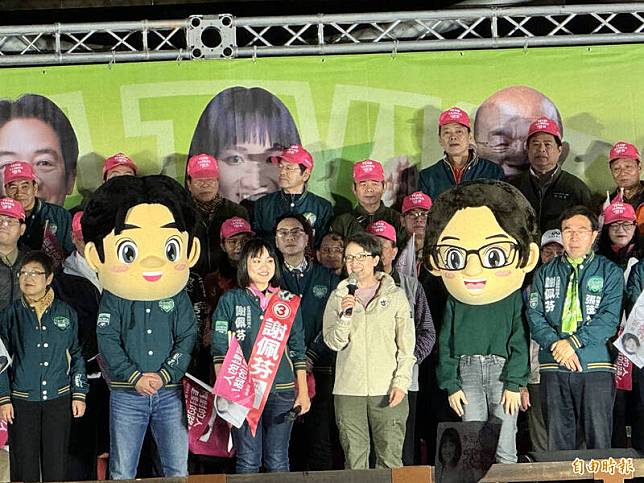 民進黨副總統候選人蕭美琴昨晚到場站台，蕭美琴大讚謝佩芬，決定回台貢獻專業，讓台灣更美好，就像年輕時的她一樣。(記者陳冠甫攝)