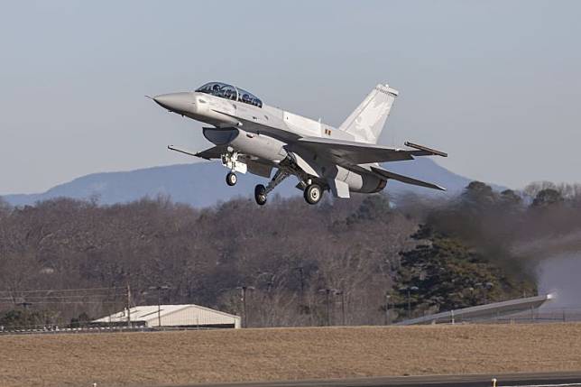 洛克希德馬丁公司出廠的首架新生產F-16V(F-16D Block70)戰機。
圖片來源:洛克希德馬丁