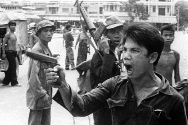 1975年「赤柬」（Khmer Rouge）士兵逼金邊城市居民遷移到農村。（AP ）