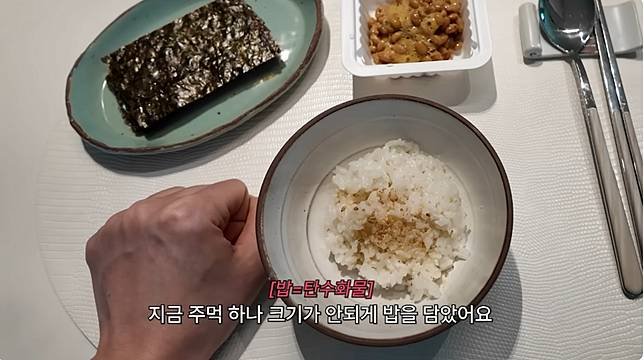 文彩元分享自己的減重方式，「份量」是關鍵，例如可以攝取1個拳頭大的碳水化合物，並非什麼都不吃。@Moonchaewon3