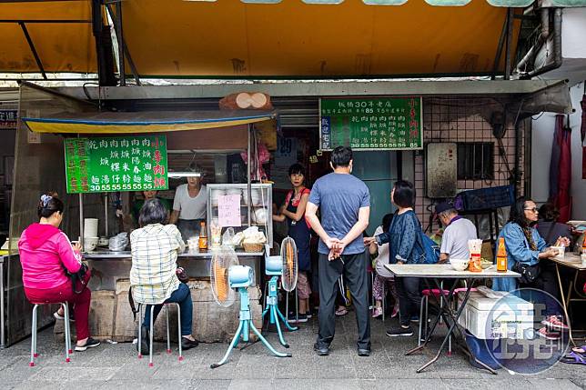 「小李肉羹」擺攤超過30年，附近商家、在地人都很推薦。