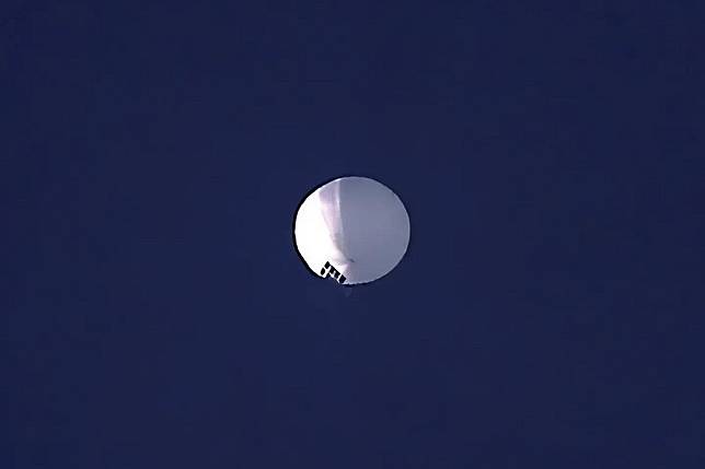 去年2月飄在美國上空的中國氣球。該事件曝光後，各界升高對中國氣球的關注。（美聯社）