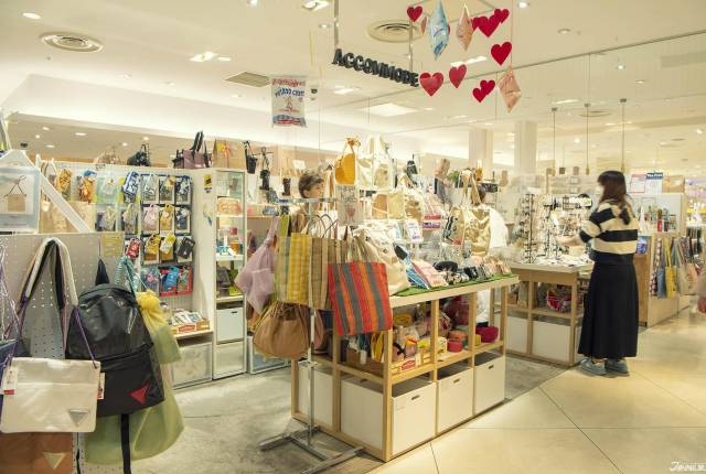 
<p>店面豐富，絕對可以慢慢挖寶。</p><p>
</p><p>
</p><p>
<b>Accommode</b></p><p>
</p><p>
店鋪位置｜3F</p><p>
<a href=