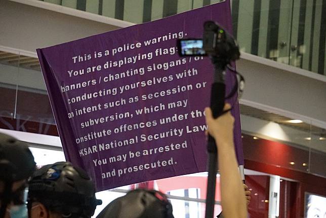 有市民曾於YOHO Mall一期中庭高呼「光復香港 時代革命」口號，警方隨後舉起紫旗，警告該行為涉觸犯《港區國安法》。(池詠鍶攝)  
