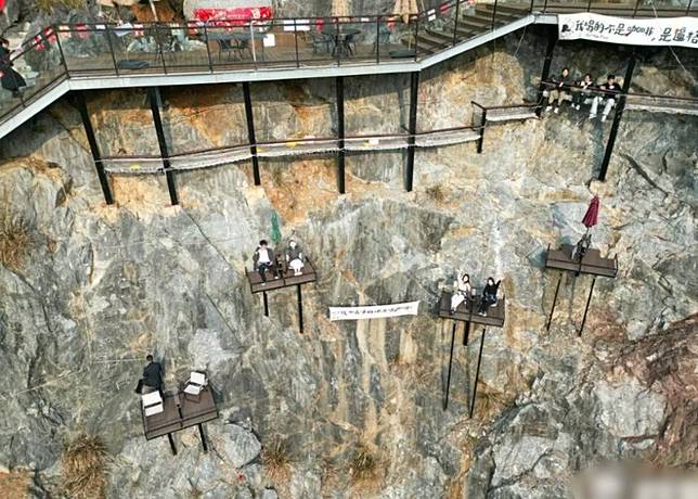 咖啡館建於江南大冰洞景區內的懸崖峭壁上。