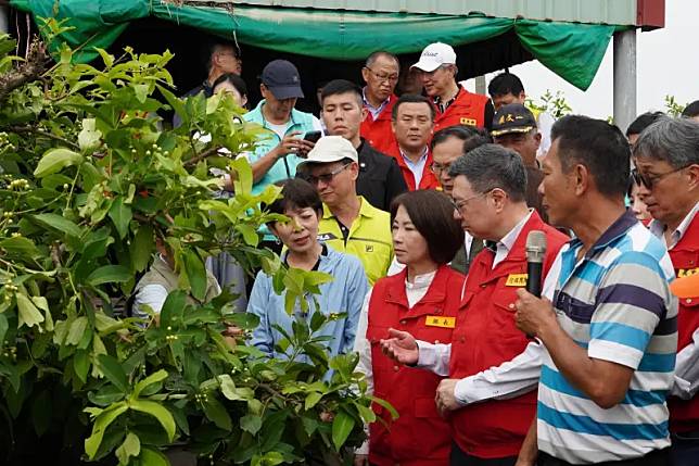 行政院長卓榮泰率相關部會視察屏東縣蓮霧園農損情形