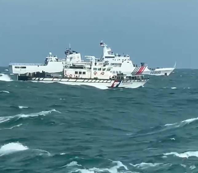 澎湖漁船大進滿88號2日晚間在金門外海作業時，遭中國海警船強行登檢，並要將船隻帶回。(示意圖/金馬澎分署提供)