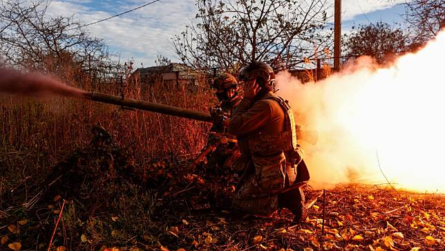 2023年11月8日，烏克蘭頓內茨克州前線城鎮阿夫迪夫卡，烏克蘭國民警衛隊特種部隊用SPG-9無後座力砲襲擊俄軍。路透社