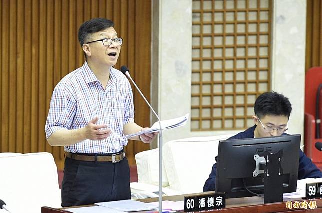 新黨籍台北市議員潘懷宗(左)在談話節目上引用中國媒體文章，「講解」武漢肺炎病毒(COVID-19)的基因序列與病毒起源，更推測病毒疑似從美國來。(資料照)