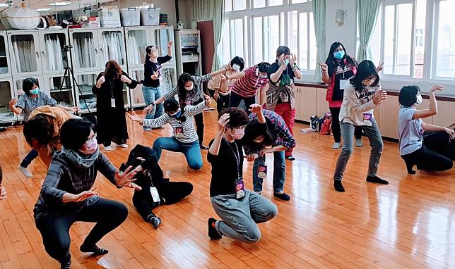 台南幼兒美感教育共學社群增能課程，戲劇社群繪本角色扮演。（南大提供）