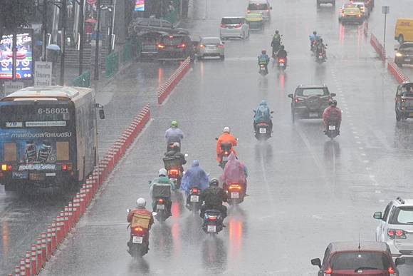 กรมอุตุฯเตือน 37 จังหวัด รวม กทม. วันนี้ (4 ต.ค. 67) ฝนตกหนัก 60-70% | ประชาชาติธุรกิจ | LINE TODAY