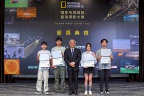 ▲世新大學校長陳清河親臨現場為青少年組得獎者頒獎，其中也有歷史最年輕得獎者陳盼曦（右二）與常勝軍郭定中（左二）。（人物由左至右為青少年組冠軍潘品翰、亞軍郭定中、世新大學校長陳清河、佳作陳盼曦、佳作劉秉宥）