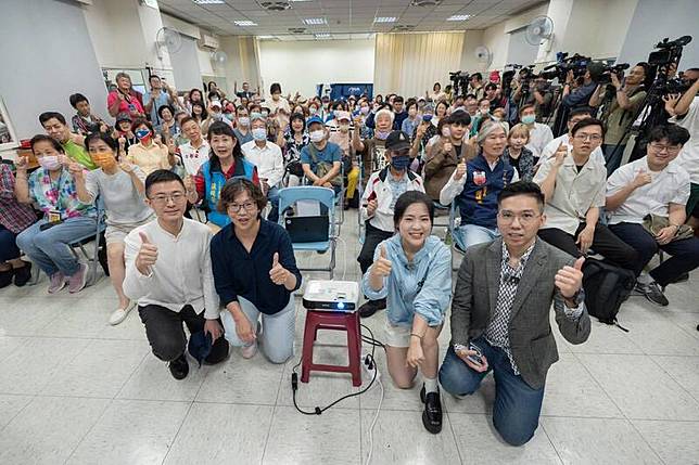 名嘴溫朗東發文批評吳靜怡，還整理相關資訊，質疑吳靜怡的爭議舉動的背後原因是民眾黨中央委員蔡壁如。圖為徐巧芯於7日舉行的反罷免活動中，蔡壁如也有現身與徐巧芯同框。(圖擷自徐巧芯臉書)