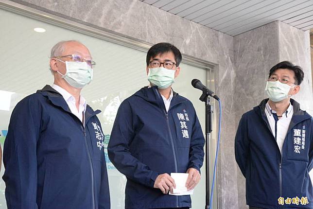 對罹難者家屬，高雄市長陳其邁(中)說市府已發每位罹難者共25萬慰問金處理喪葬事宜。(記者許麗娟攝)