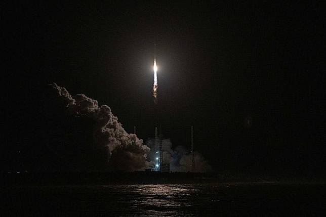 A Long March-12 carrier rocket carrying two experimental satellites blasts off from the Hainan commercial spacecraft launch site in the southern island province of Hainan, Nov. 30, 2024. (Xinhua/Pu Xiaoxu)