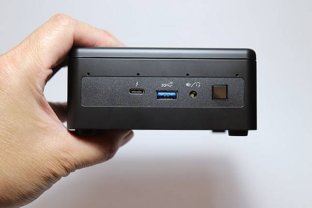 圖 / 非常嬌小又輕巧的 Intel NUC 11 Performance Mini PC – NUC11PAQ