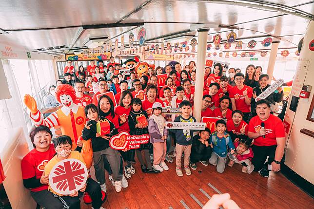 香港麥當勞義工隊與 50 個基層家庭一起於麥當勞主題天星小輪上舉行派對，迎接新春佳節，麥麥分享快樂。(香港麥當勞)