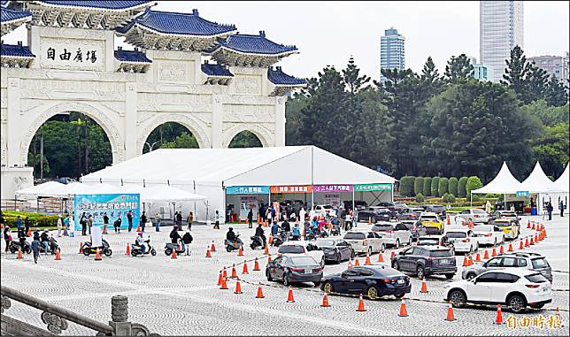 台北榮總在中正紀念堂開設車來速篩檢站，17日正式上路。(記者廖振輝攝)