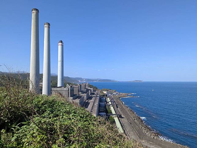 台電四接在基隆港嘴的外木山海邊，立委林沛祥質詢沒安全就堅決反對。（記者王慕慈攝）