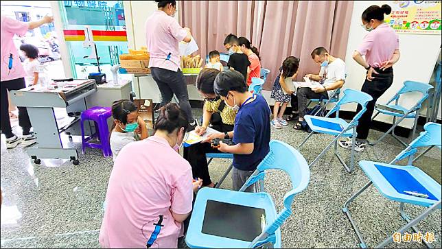 屏東縣輝瑞兒童疫苗開始施打。(記者葉永騫攝)
