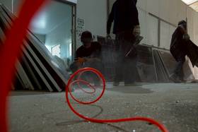 位於苗栗的鴻升公司，收到廢棄光電板後，會以人工方式拆除廢棄光電板的外框，再透過機具進行破碎、分類與回收。（攝影／謝佩穎）