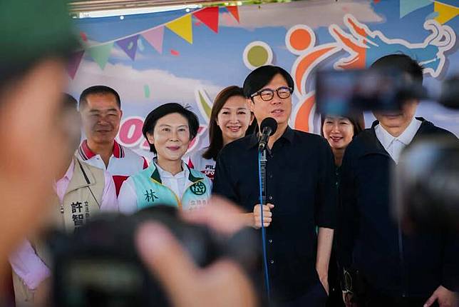 林岱樺(前排左二)發的合照沒有邱議瑩，兩邊賴瑞隆(前排右一)及許智傑(前排左一)的頭臉都被遮住。(取自林岱樺臉書粉專)