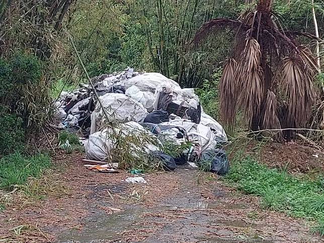 竹縣寶山鄉寶斗村聯外道路遭廢棄物封路，村民氣炸。（圖：鄉公所提供）