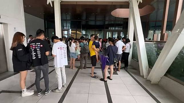 台中漢神洲際購物廣場颱風天延後到中午12時開始營業，但開門時間還沒到，門口已經擠爆民眾等候入場。民眾提供