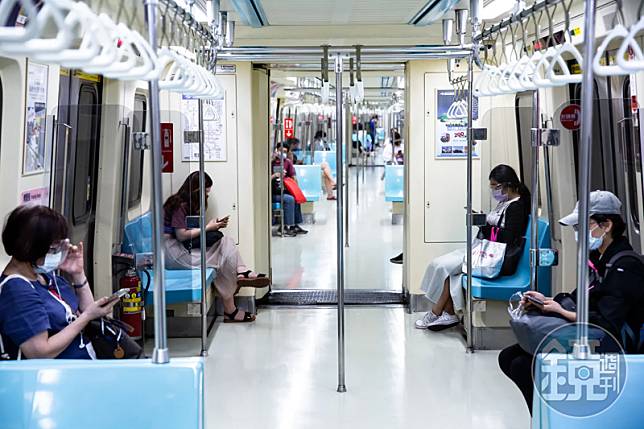 許多網友分享在捷運上遇過的陌生人善意援助，認為台灣人十分善良。（本刊資料照）