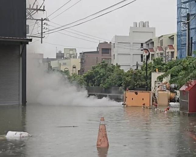 永康區多處道路傳出積淹，抽水機組啟動。(永康區公所提供)
