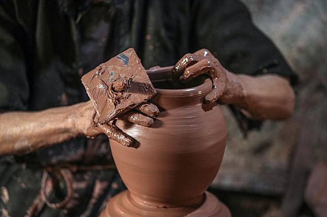 An artisan makes a pottery at a workshop at the village of Gris, Menoufia Governorate, Egypt, on Dec. 7, 2024. (Xinhua/Ahmed Gomaa)