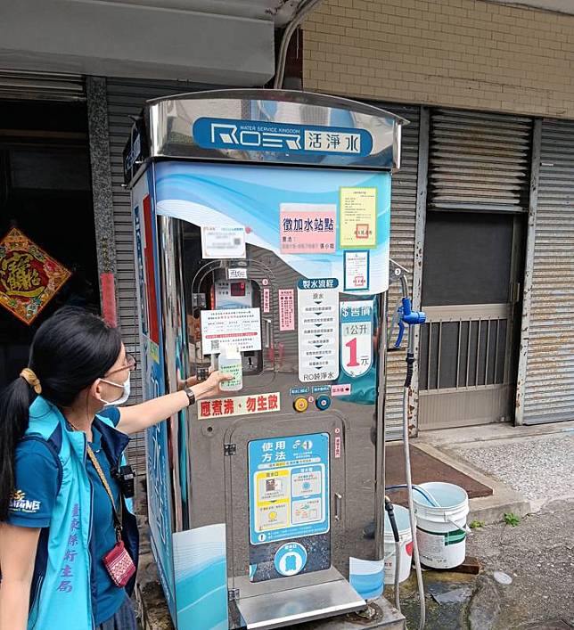 台東縣衛生局為確保縣內101座加水站水質、維護縣民飲水安全，每年都會查核加水站環境衛生及水質抽驗，2024年抽查30台水質檢驗皆符合規定，同時也提醒業者禁止張貼或寫上活、活礦泉、量子等易生誤解字樣，否則恐挨罰。（台東縣政府提供）中央社記者盧太城台東傳真114年1月4日